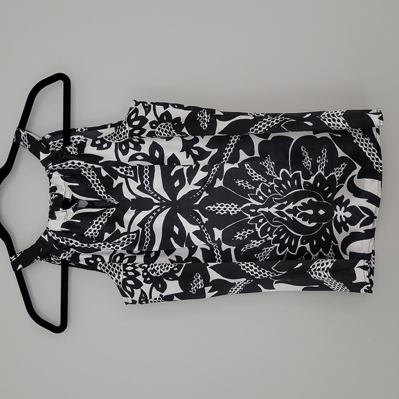 The Limited Keyhole Sleeveless Halter Like Tank - Picture 2 of 13